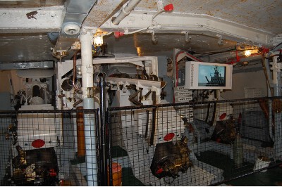 HMS Belfast
						      front ágyúk
						      kezelőfülkéje